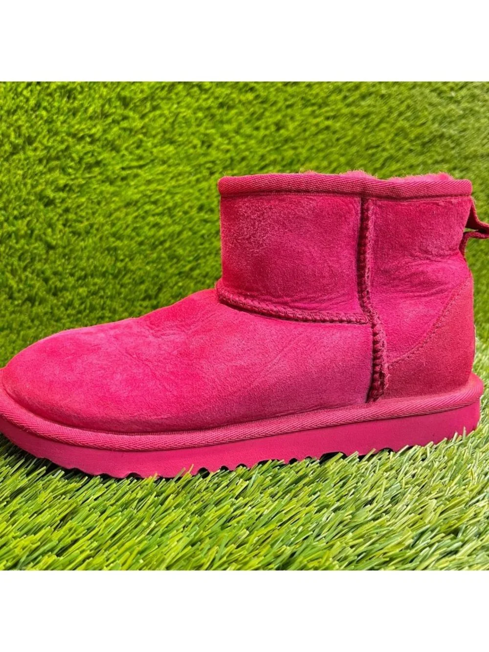 UGG Classic Mini II Girls Size 4Y Hot Pink Classic Outdoor Suede Winter Boots